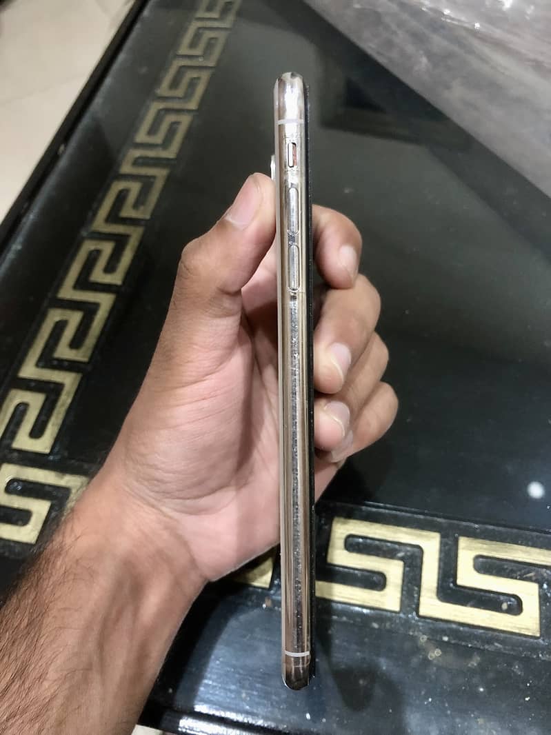 Apple iPhone XS Max 3