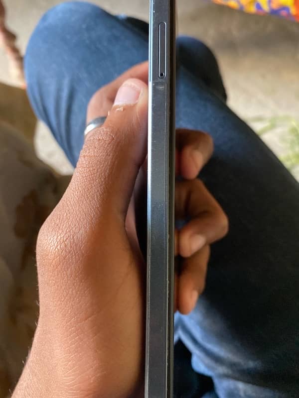 4gb ram and 128gb memory box sath hain 3