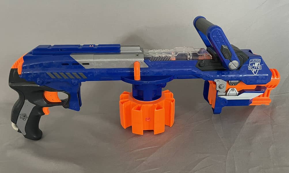 Nerf n-strike blaster with 1 magazine good condition 3