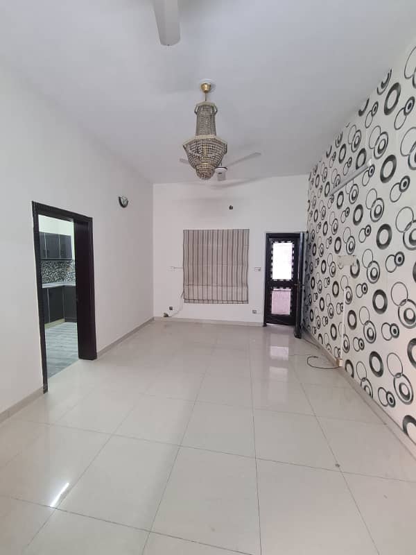 10MARLA TILE FLOORING UPPER PORTION FOR RENT IN ALLAMA IQBAL TOWN 3