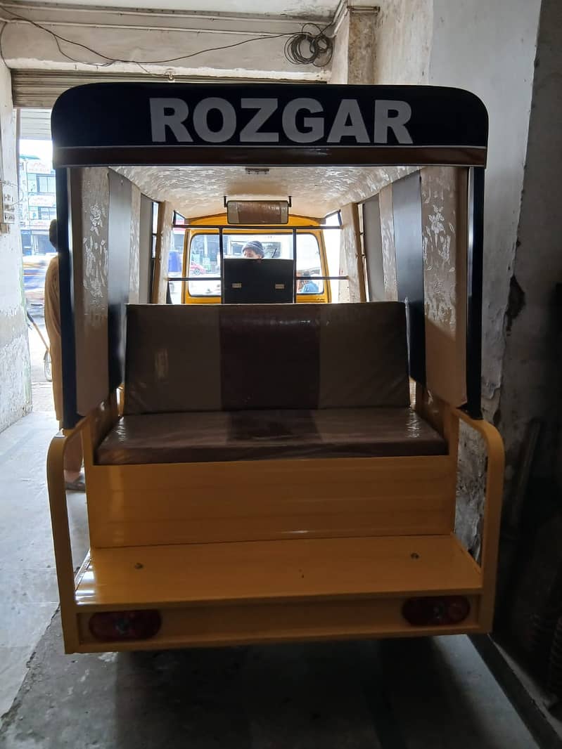 Rozgar Auto Rickshaw 9 Seater & 6 Seater 200 CC 7