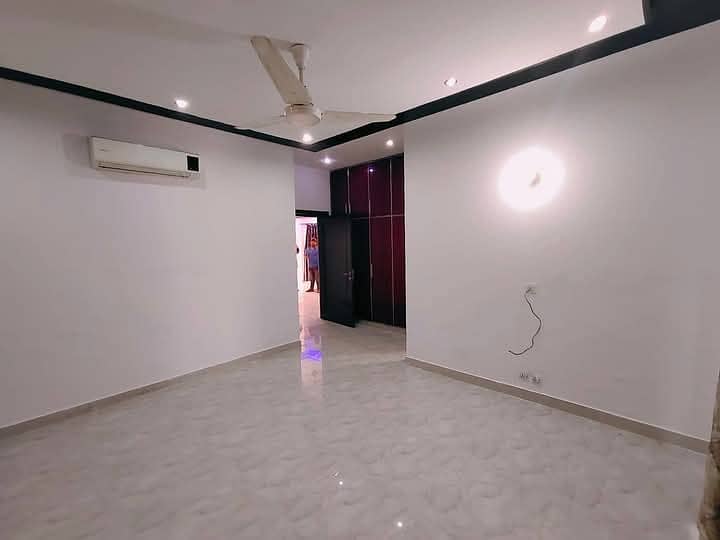 1 kinal like a new beautiful upper portion for rent in valencia 6