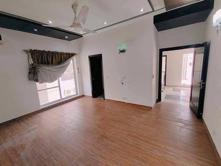 1 kinal like a new beautiful upper portion for rent in valencia 22