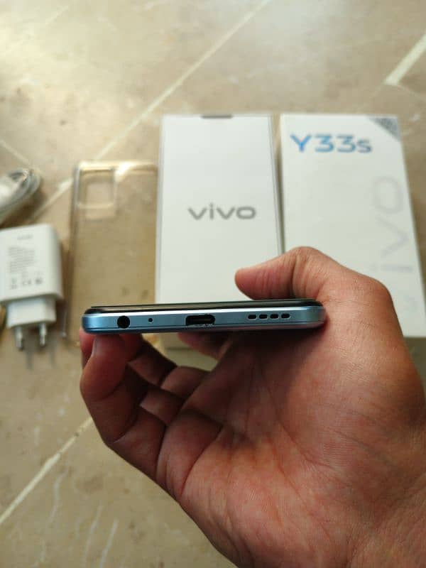 VIVO Y33S 4