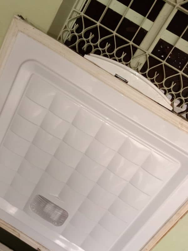 URGENT SALE WAVES DEEP FREEZER 1