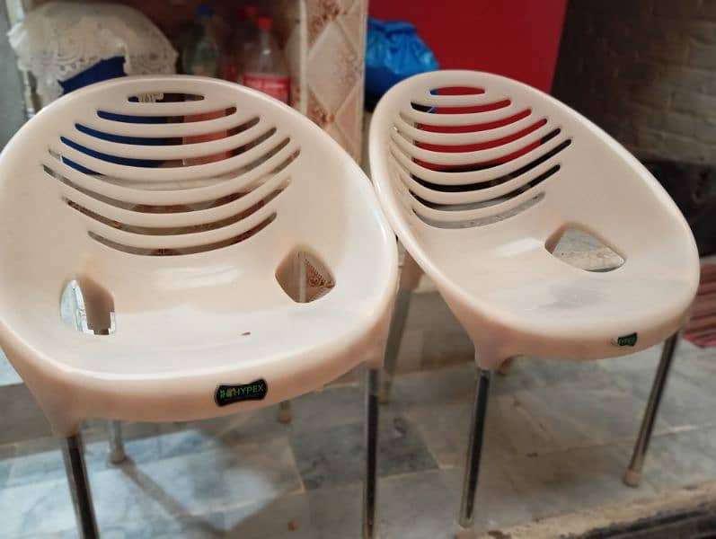 2 plastic chairs (wifi design) 1