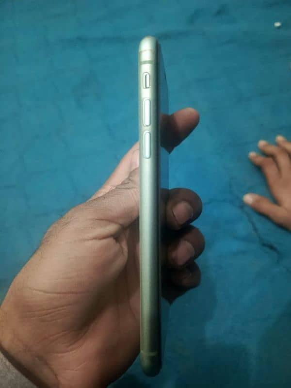 i phone 11 JV 64gb condition 10/10 ok betry health 87 5