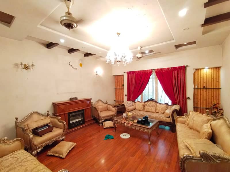 One Kanal Slightly Used Bungalow For Rent EE-Block DHA Phase 4 Lahore. 3