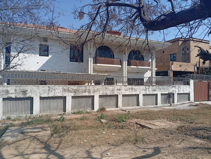 Corner Bungalow For Sale In F-10, Islamabad. 1111 sq yards 17