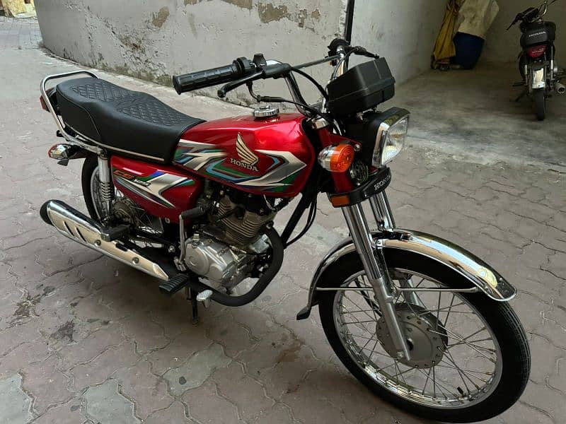 23 modal Honda ha gar he khara rata ha etna chala nai huwa nmbr laga h 1