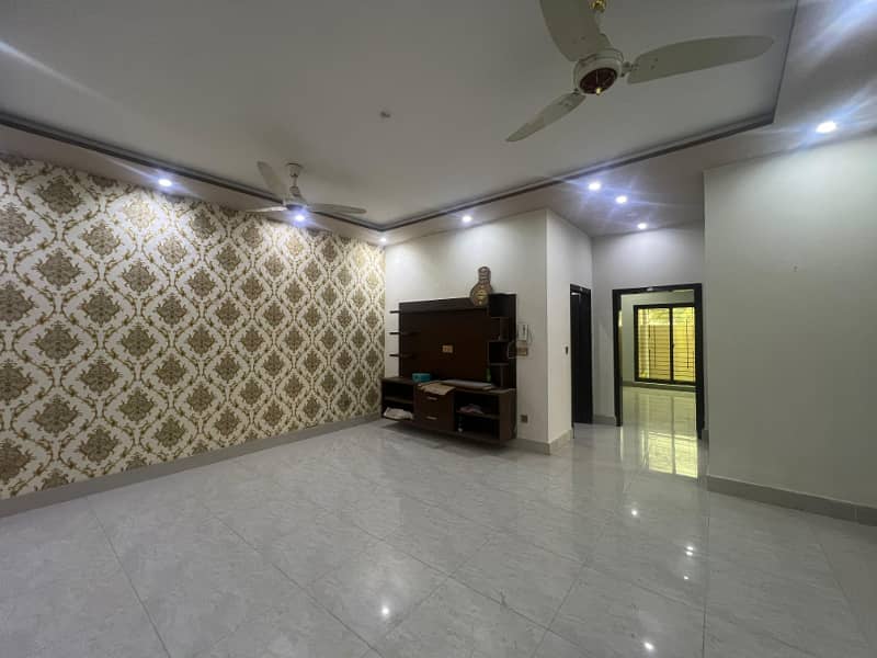 10 Marla Beautiful Used House Available For Sale In Tulip Block Bahria Town Lahore 5