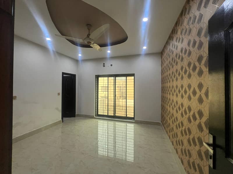 10 Marla Beautiful Used House Available For Sale In Tulip Block Bahria Town Lahore 6