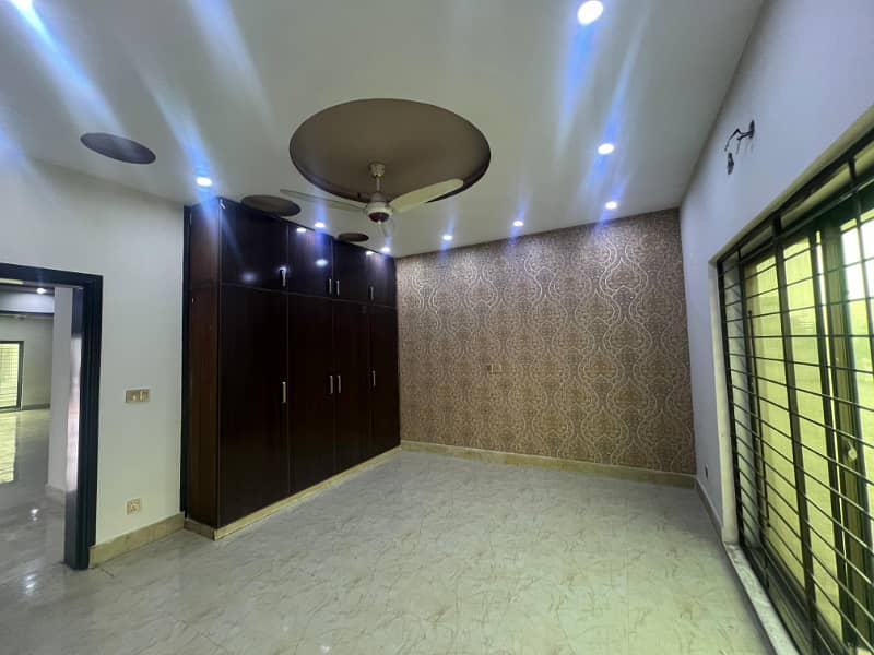 10 Marla Beautiful Used House Available For Sale In Tulip Block Bahria Town Lahore 13