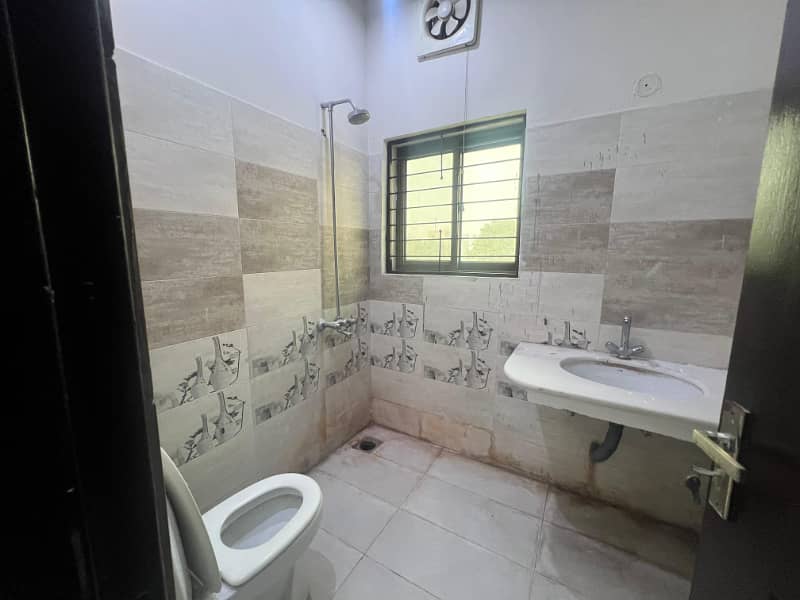 10 Marla Beautiful Used House Available For Sale In Tulip Block Bahria Town Lahore 17