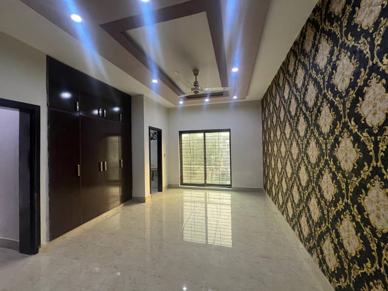 10 Marla Beautiful Used House Available For Sale In Tulip Block Bahria Town Lahore 20