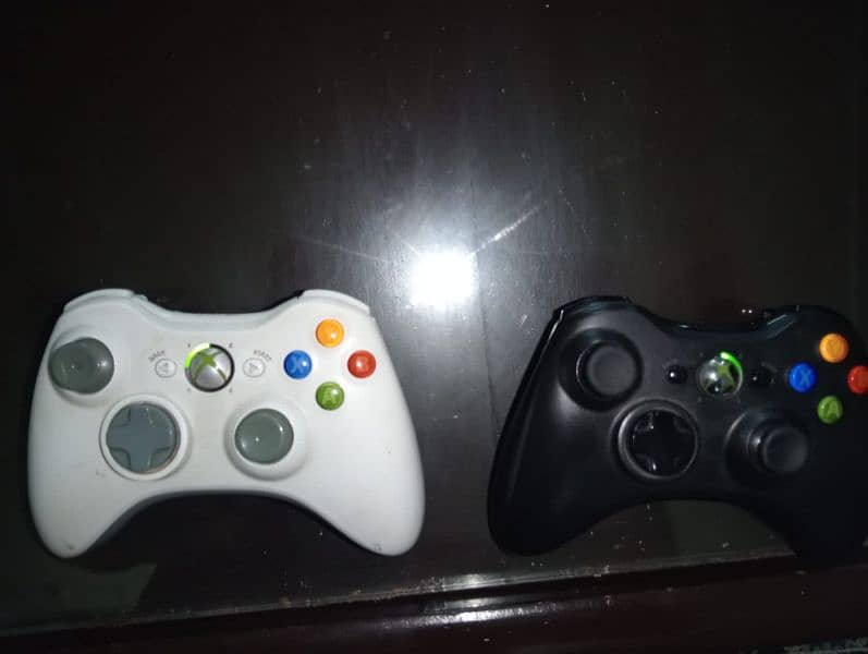 Xbox 360 with controller 5