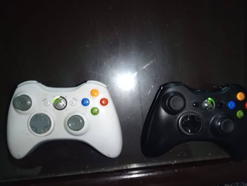 Xbox 360 with controller 6