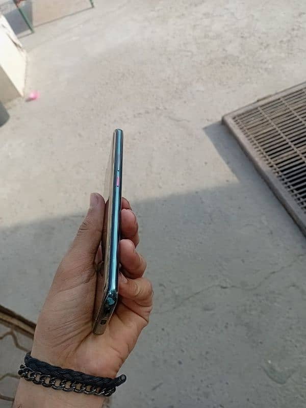 Huwai Mate 20 pro 6/128 Indidplay fingerprint Just minor back crack 2