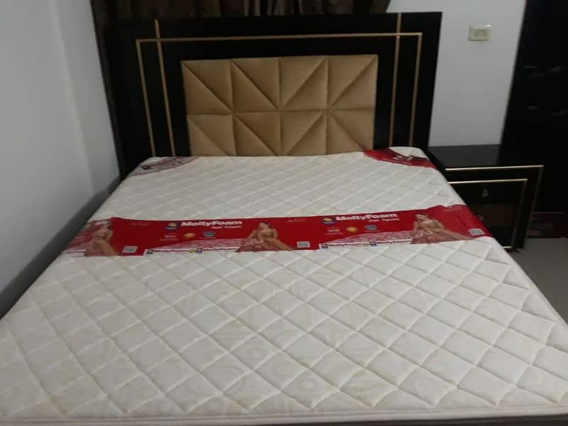 Slightly used bed set for sale 4