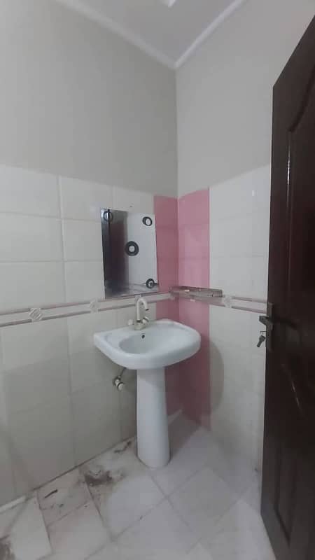 5 Marla Used House For Sale In Bahria town Lahore 4