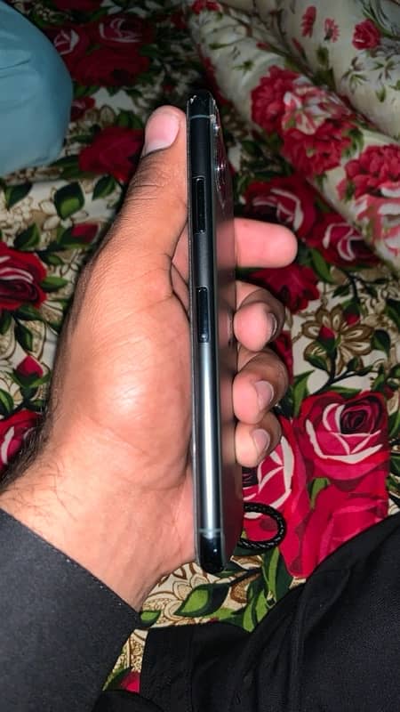 iphone 11 pro max with charger 2