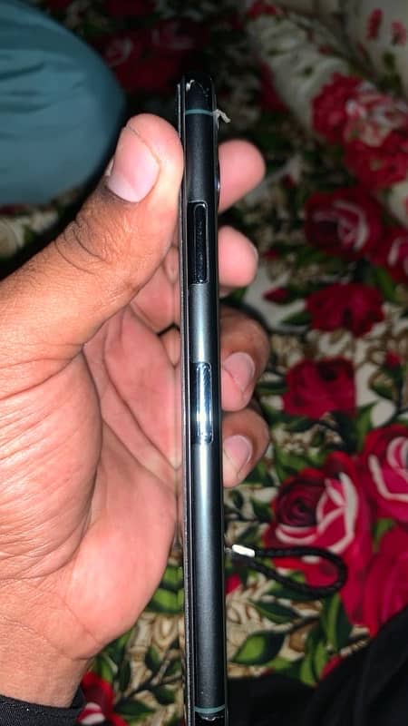 iphone 11 pro max with charger 3