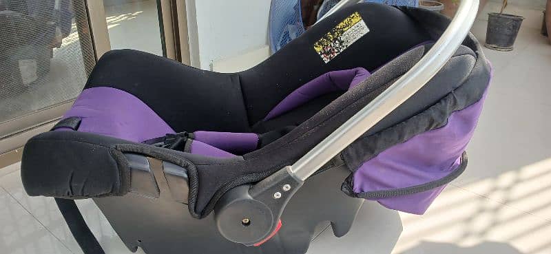 baby car seat / carry cot 1