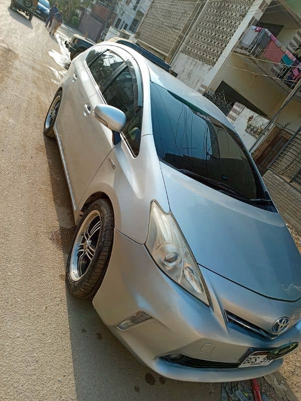 Toyota Prius Alpha 2011 4