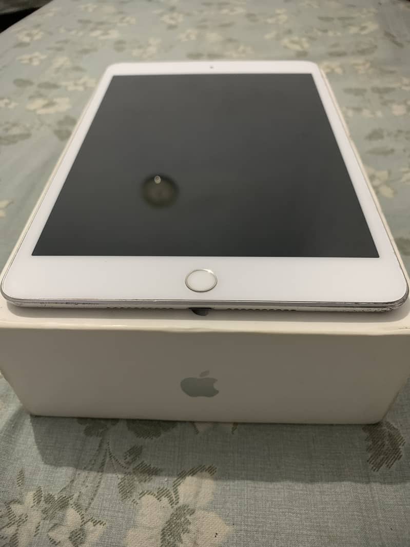 Ipad Mini 5 Good  Condition with Box and Charger 0