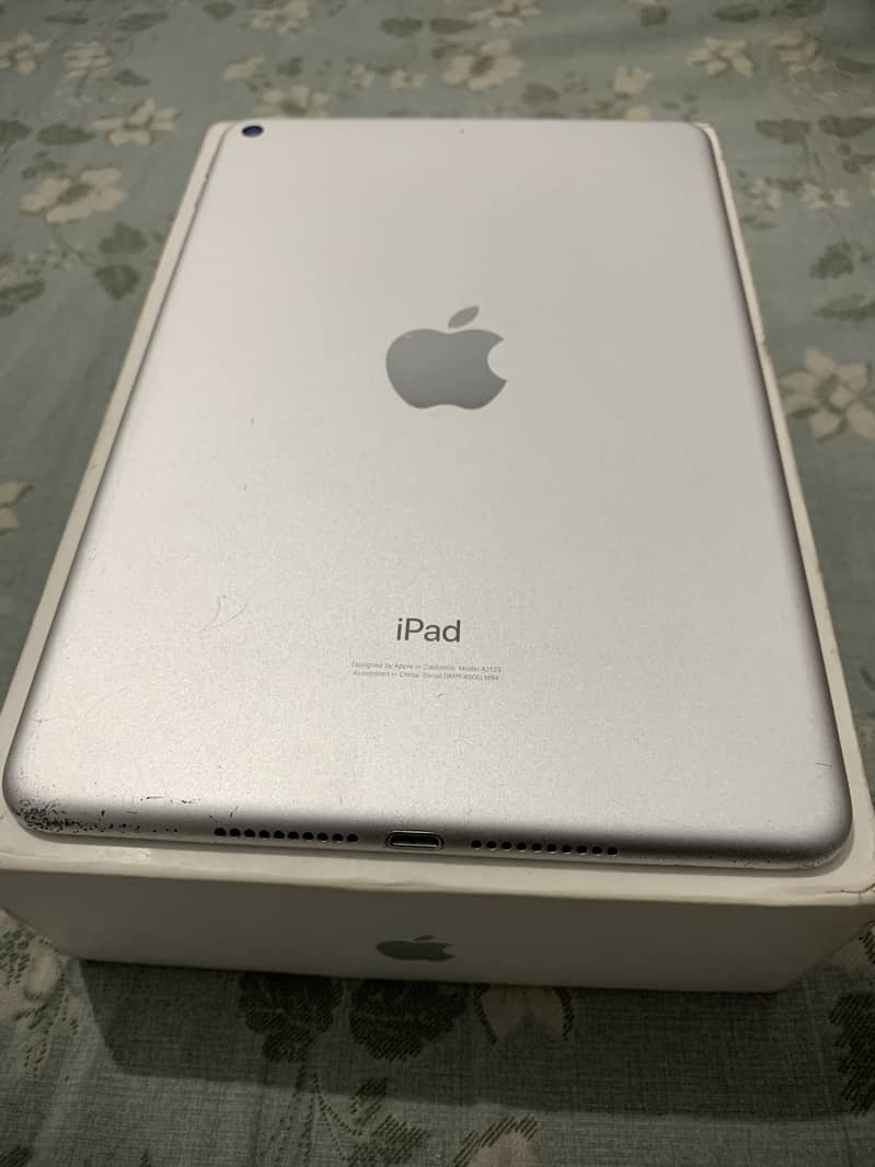 Ipad Mini 5 Good  Condition with Box and Charger 1