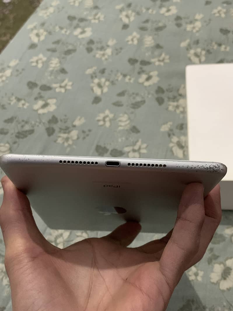 Ipad Mini 5 Good  Condition with Box and Charger 5