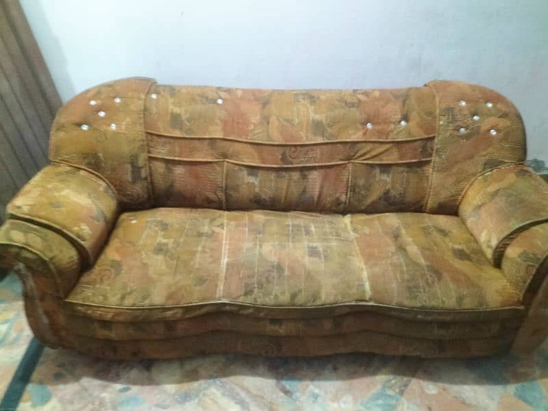 3 seetar sofa 1 pice foresale mazboot body sirf lenay walay rabta kara 4