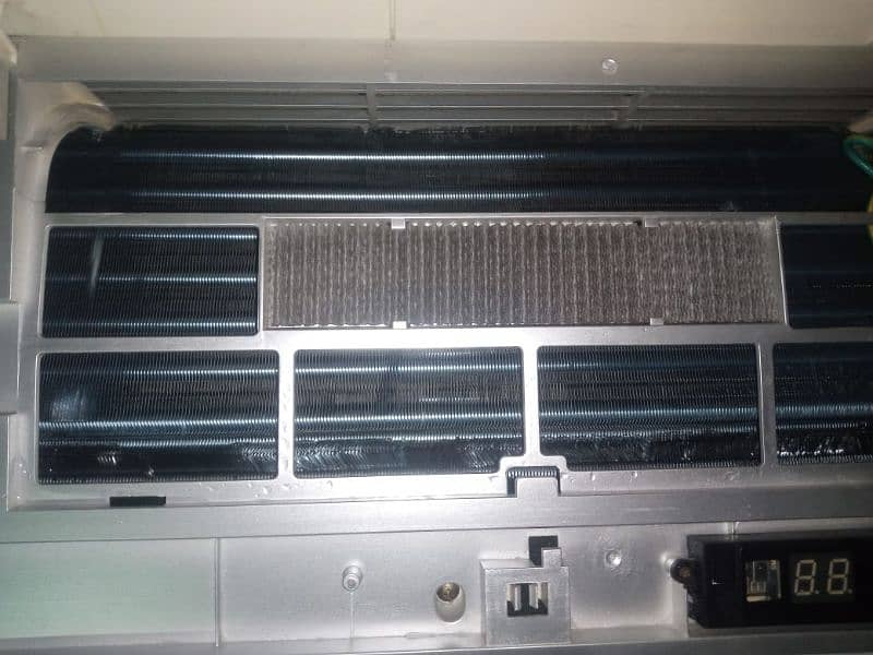 Split AC Non inverter Electrolux good condition gas full 1