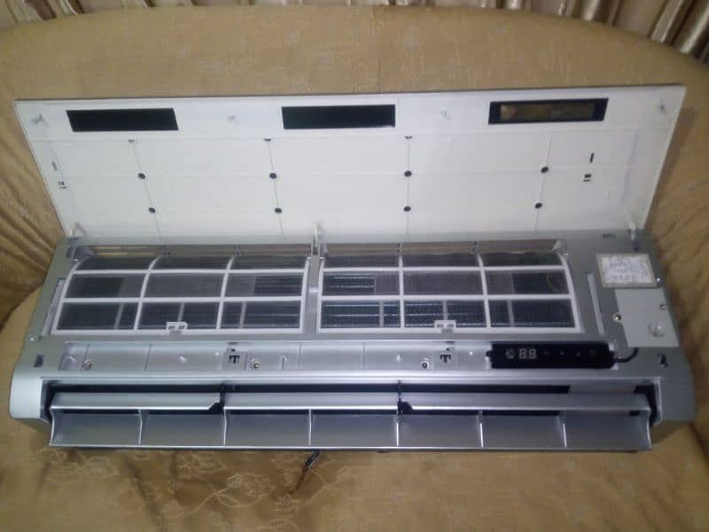 Split AC Non inverter Electrolux good condition gas full 2