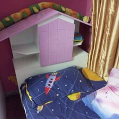 baby girl farry bed with side table good condition