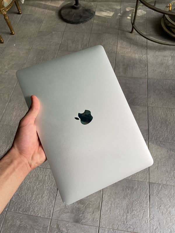 MacBook Pro 2019 128GB with touchbar 1