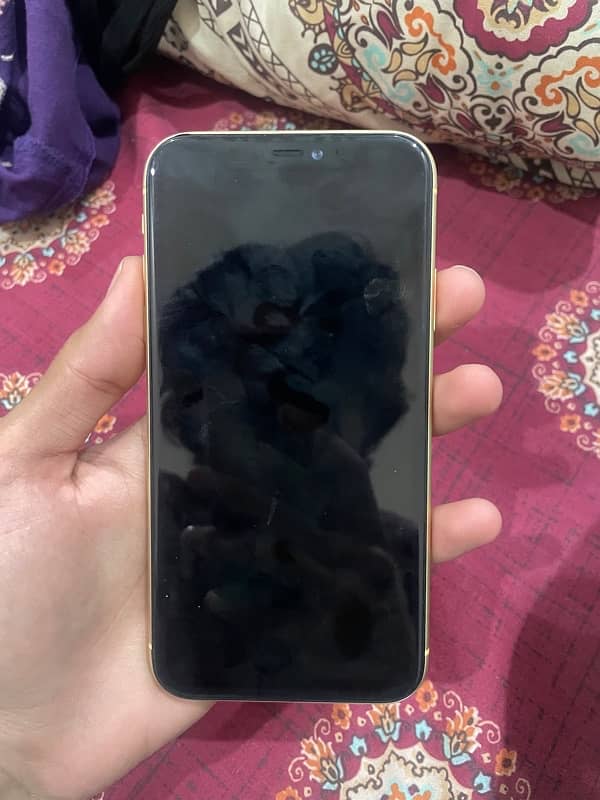 i phone XR (yellow colour) 1