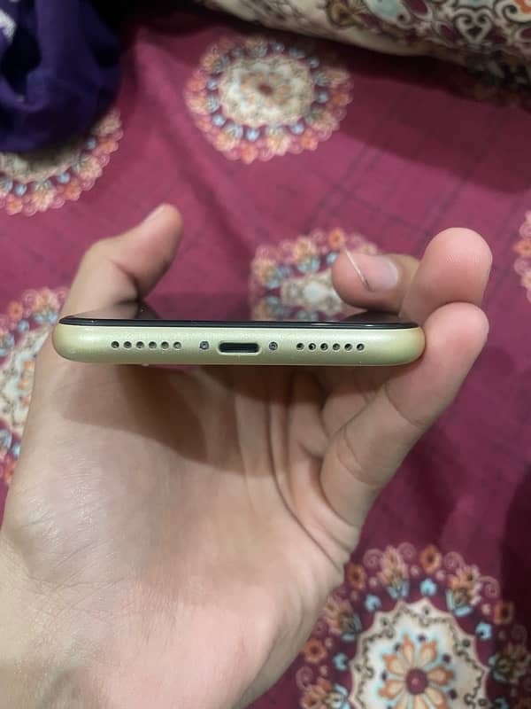 i phone XR (yellow colour) 3