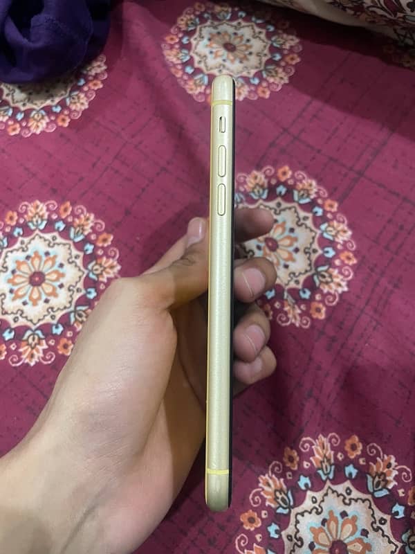 i phone XR (yellow colour) 4