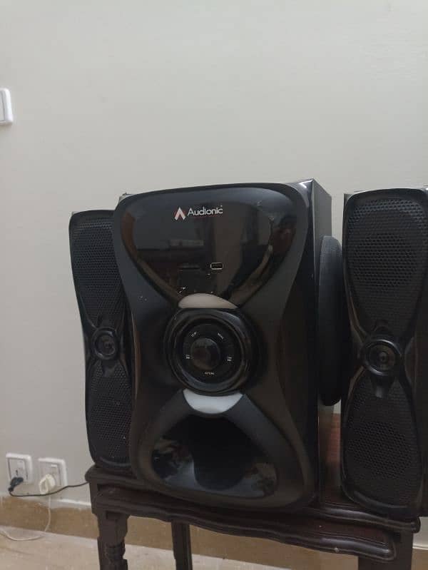 Audionic speakers with boofer 0