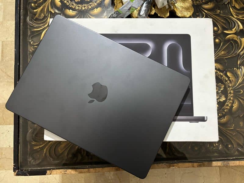 MacBook Pro 14-inch (Apple M4 pro) - Almost New 24/512GB 3