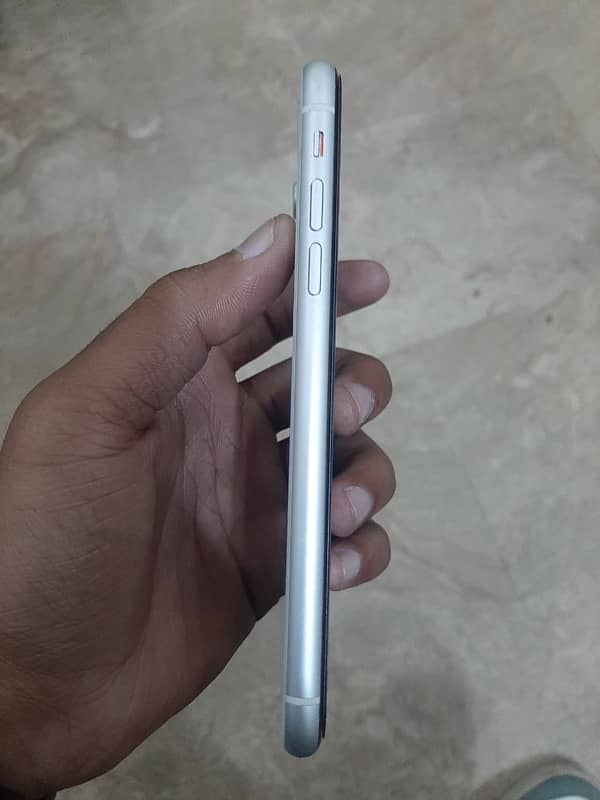 I phone XR White Clr 7