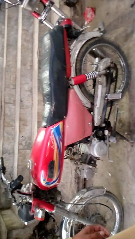 Urgent sale krna ha bike mai  hazar 1500 ka kam han simple 1