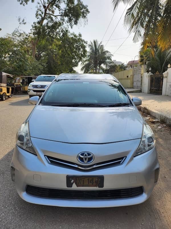 Toyota Prius Alpha 2014 1