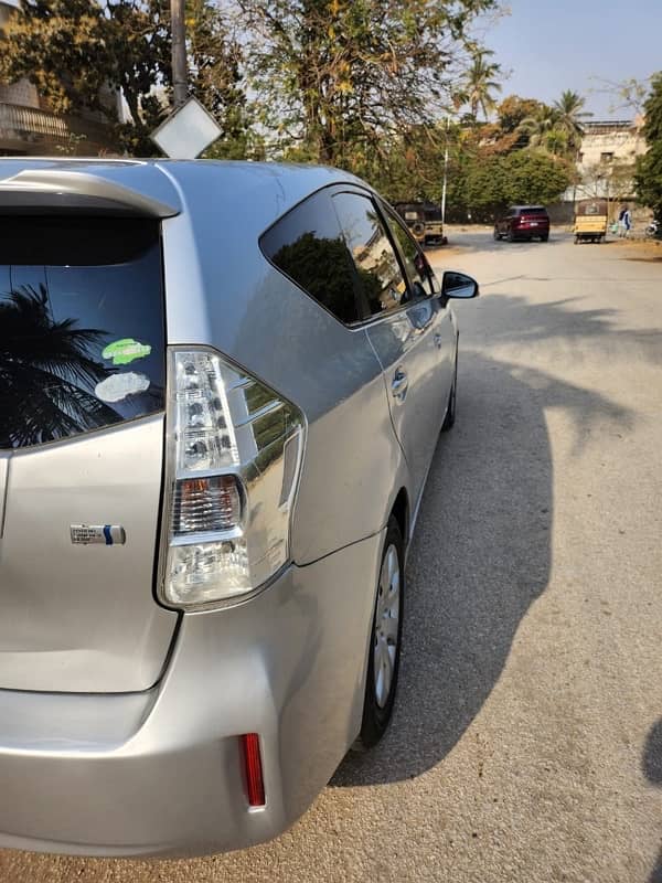 Toyota Prius Alpha 2014 4