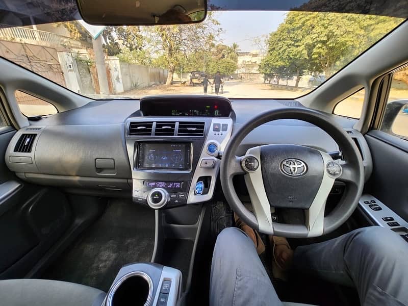 Toyota Prius Alpha 2014 6