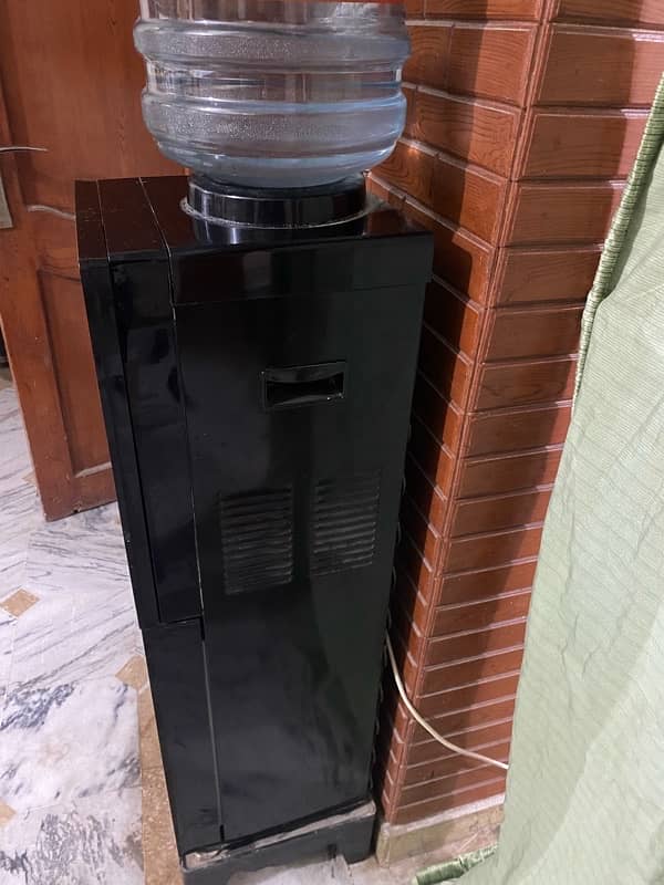 HOMAGE dispenser with refigrator for sale. Full working condition. 4