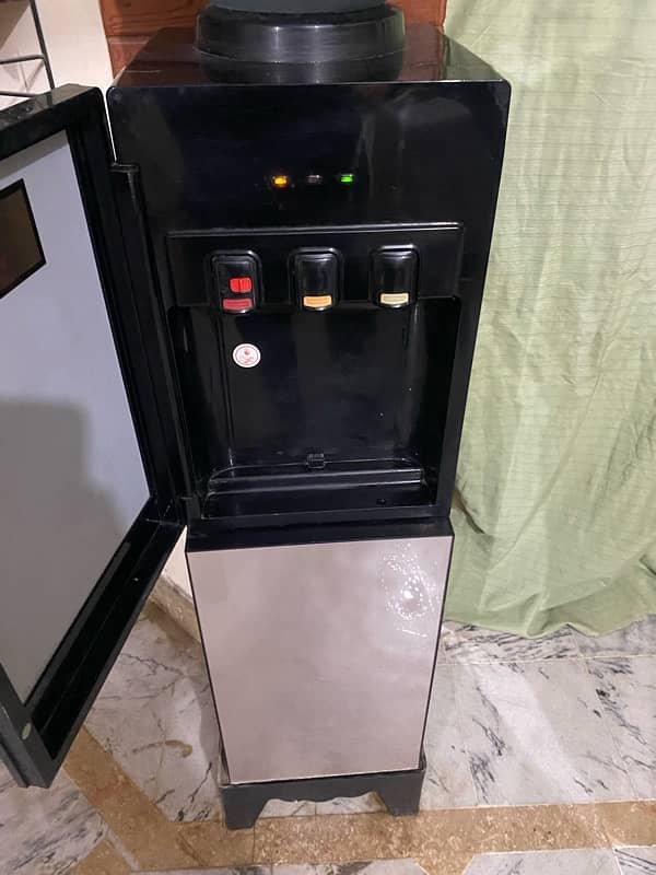 HOMAGE dispenser with refigrator for sale. Full working condition. 8