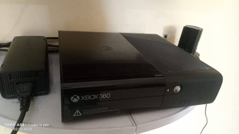 xbox 360E/kinect,4 month old bought from dubai,2controller,cds,battery 1