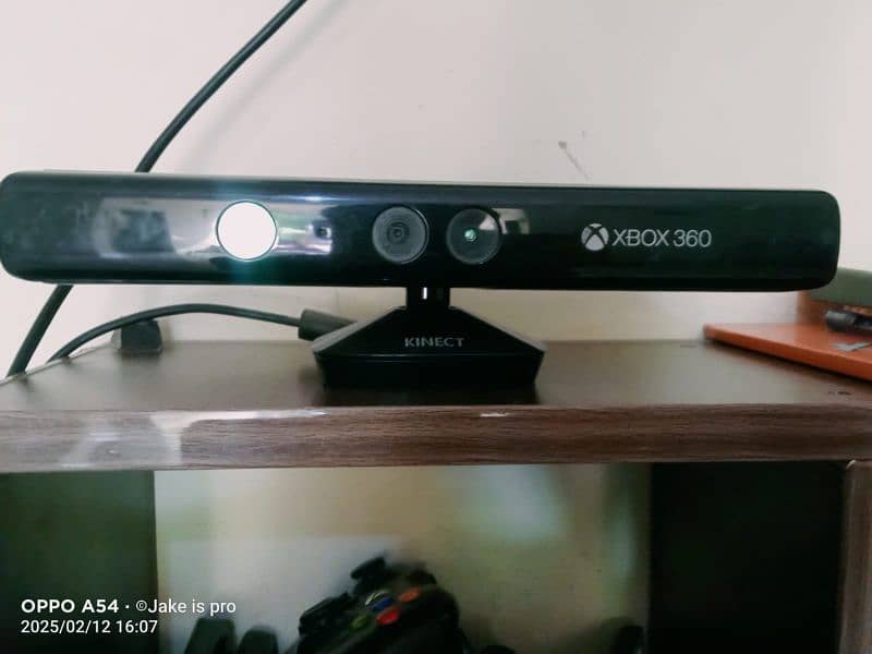 xbox 360E/kinect,4 month old bought from dubai,2controller,cds,battery 2